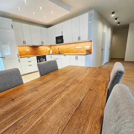 1 Bosakova 21 3 Room Large Apartment ברטיסלאבה